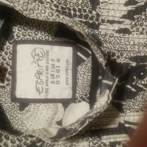 ESPRIT SHORT SLEEVE JAPANESE TYPE PRINT SHIRT. SIZE:8